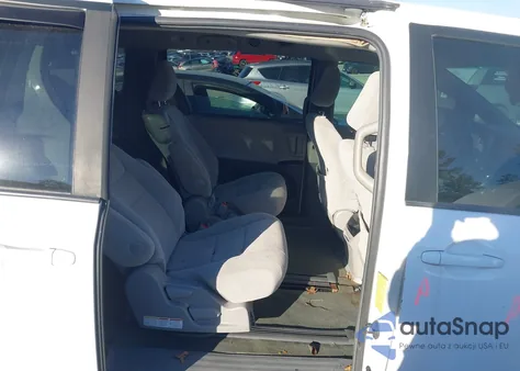 2015 Toyota Sienna Le 8 Passenger z USA, uszkodzony, nr VIN 5TDKK3DC7FS678355